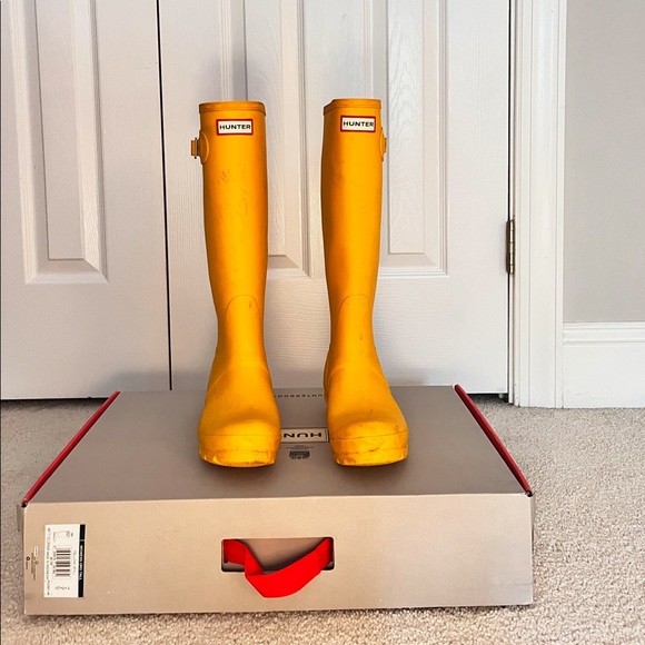 Bundle: Hunter Boots Yellow Sz 6 & matching raincoat size 11-12 yrs - Picture 2 of 5